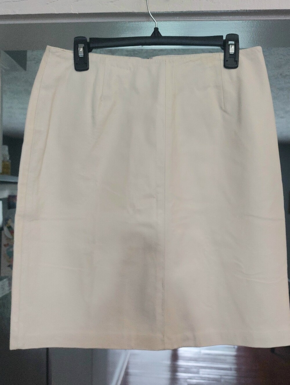 Classic Women's White 100% Leather Mid-Thigh Skirt!